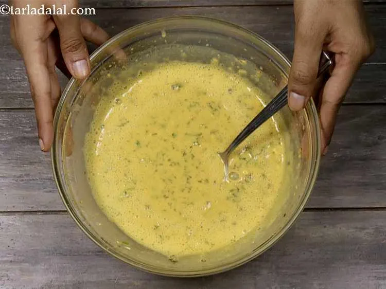 स्टेप 11 – धनिया डालें और अच्छी तरह मिलाएँ। घोल बहुत गाढ़ा या …