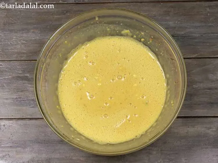 स्टेप 10 – घोल बनाने के लिए व्हिस्क का उपयोग करके अच्छी तरह …