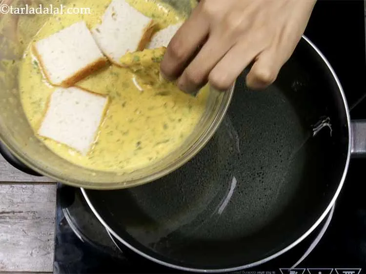 स्टेप 12 – एक गहरे नॉन-स्टिक पैन में तेल गरम करें, एक ब्रेड …