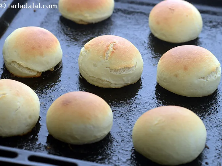 Step 21 – Bake the <strong>homemade dinner rolls</strong> in a pre-heated oven at 200&deg;C (400&deg;F) for 20 minutes …