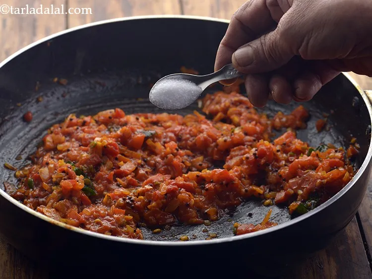 स्टेप 16 – अच्छी तरह मिलाएं और मध्यम आंच पर लगातार हिलाते हुए …