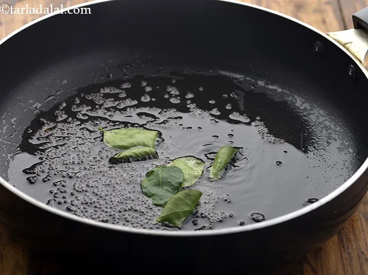 स्टेप 5 – जब सरसों चटकने लगे तो करी पत्ता डालें।