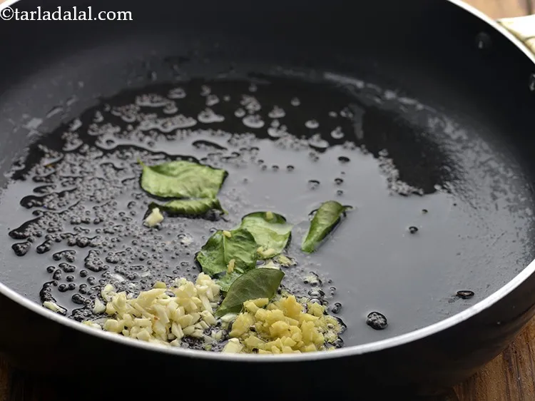 स्टेप 7 – लहसुन डालें। लहसुन ब्रेड उपमा को एक स्वादिष्ट स्वाद देता …