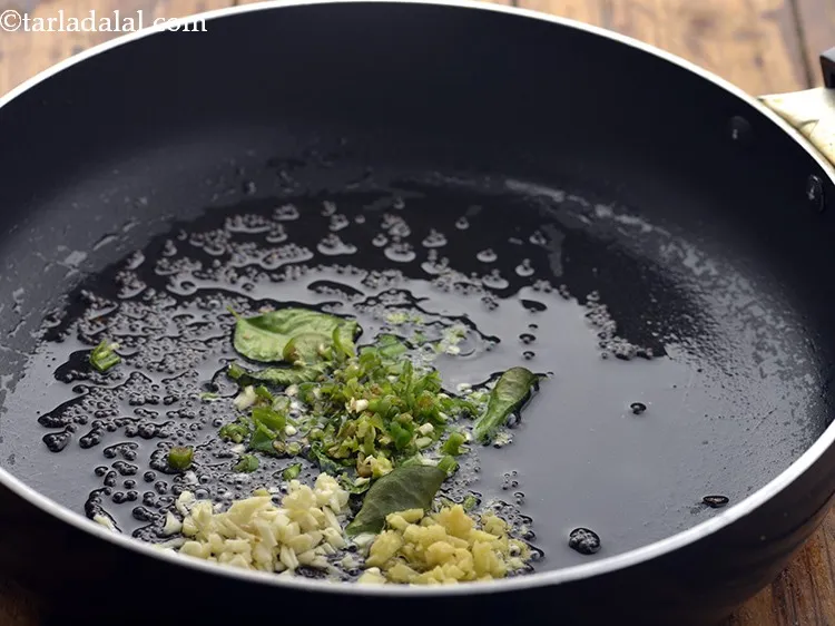 स्टेप 8 – <div> हरी मिर्च डालें। आप मसाले की मात्रा अपनी पसंद …