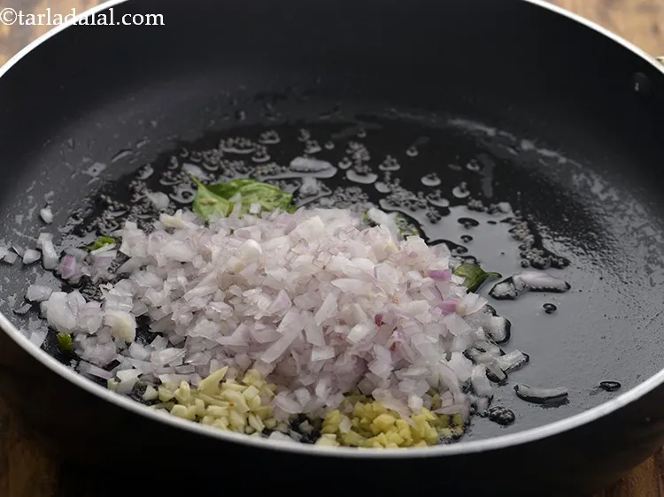 स्टेप 9 – प्याज़ डालें। आप चाहें तो हरे प्याज़़ का सफेद भाग …