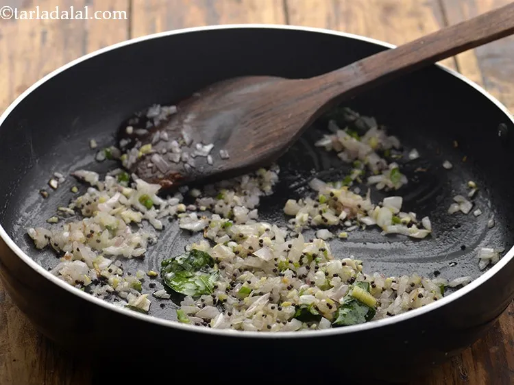 स्टेप 10 – १ से २ मिनट के लिए मध्यम आंच पर भूनें।