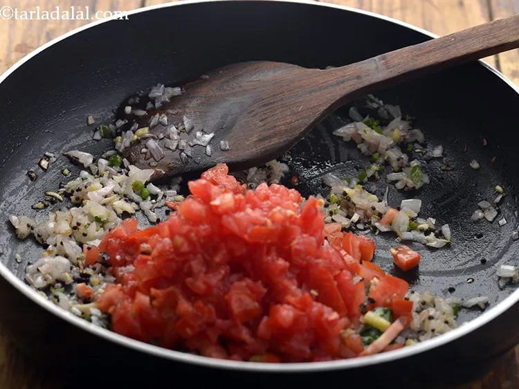 स्टेप 11 – टमाटर डालें। टमाटर ब्रेड उपमा को खट्टापन देगा।