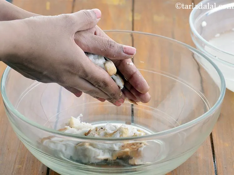 Step 4 – Squeeze out all the excess water from the bread slice.