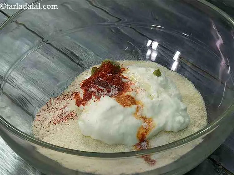 स्टेप 6 – साथ ही, १/२ टेबल-स्पून तेल और नमक डालें। भाप देने …