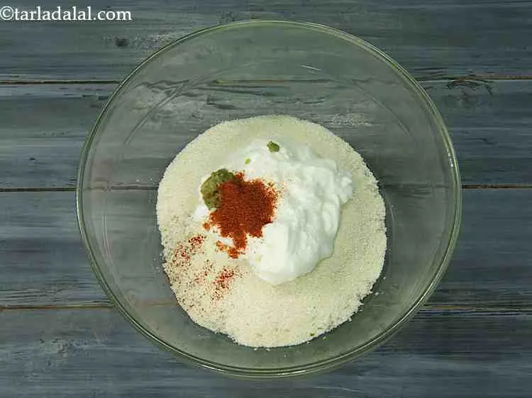 स्टेप 5 – थोड़ा मिर्च पाउडर डालें। यहां तक कि आप उन्हें खमन …