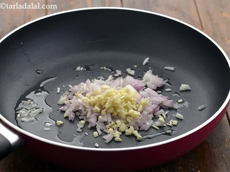 स्टेप 8 – लहसुन डालें।