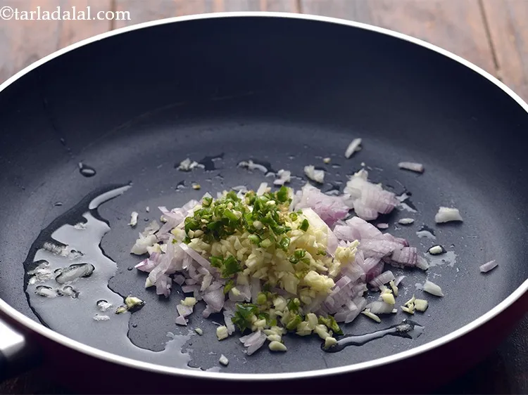 स्टेप 9 – हरी मिर्च डालें।