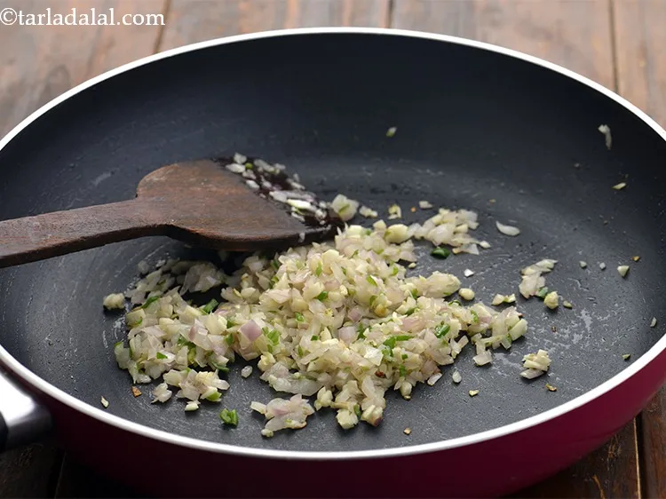 स्टेप 10 – 1 से 2 मिनट के लिए मध्यम आंच पर भूनें।