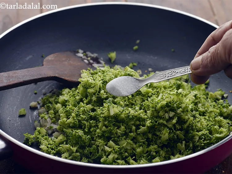 स्टेप 11 – ब्रोकली डालें। नमक डालें, अच्छी तरह मिलाएँ।