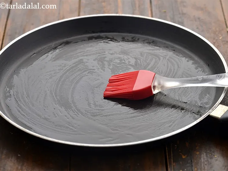 स्टेप 20 – इसे &frac12; टीस्पून तेल से ग्रीस करें।