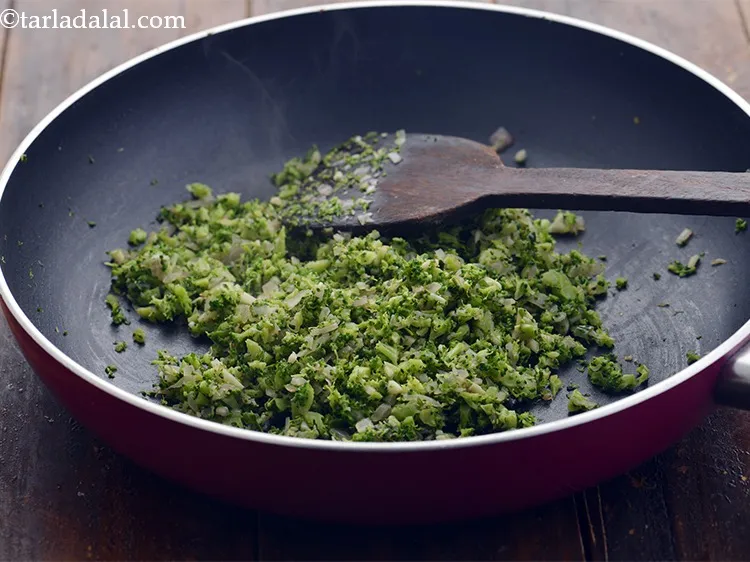 स्टेप 12 – मध्यम आंच पर 3 से 4 मिनट के लिए बीच-बीच …