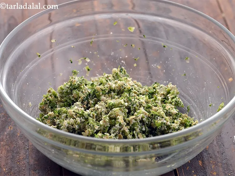 स्टेप 16 – अच्छी तरह मिलाएं और ब्रोकली और पनीर टिक्की के लिए …