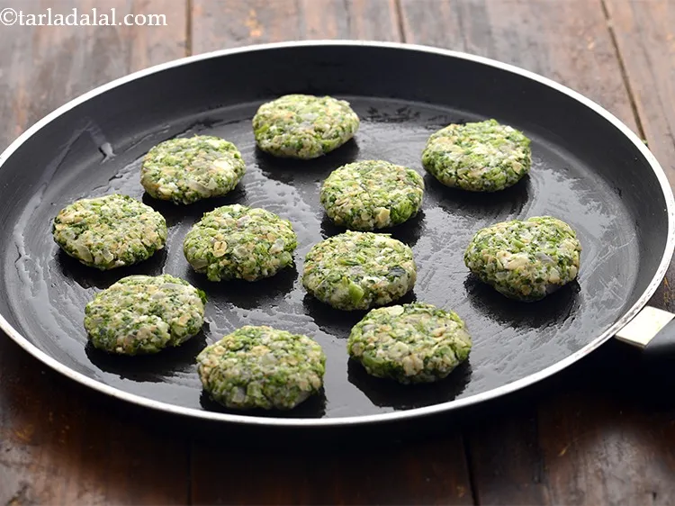 स्टेप 21 – ब्रोकोली&nbsp;पनीर टिक्की को तवे पर रखें और नीचे की तरफ …