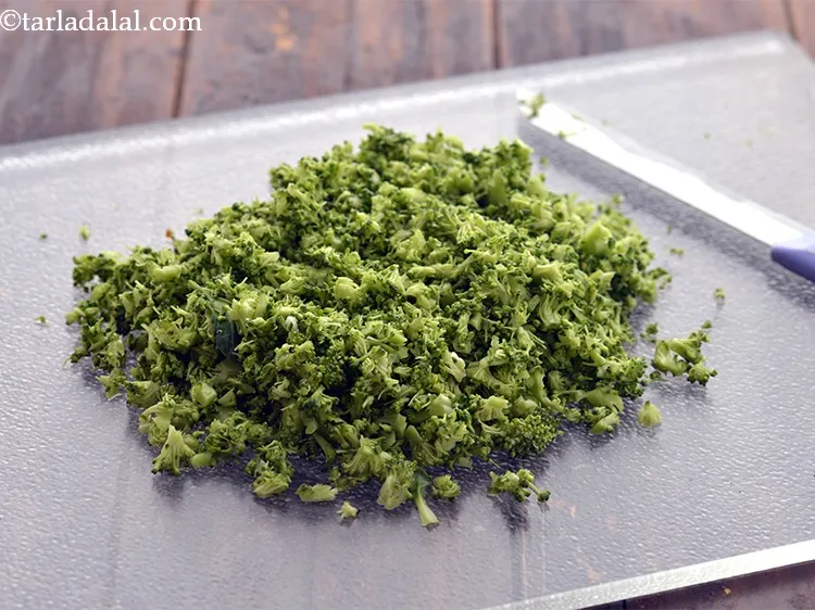 स्टेप 1 – <strong>ब्रोकोली पनीर टिक्की</strong> बनाने के लिए ब्रोकली को साफ करके …