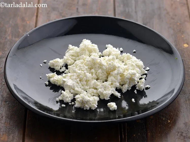 स्टेप 2 – पनीर का एक क्यूब लें और इसे क्रम्बल कर लें …