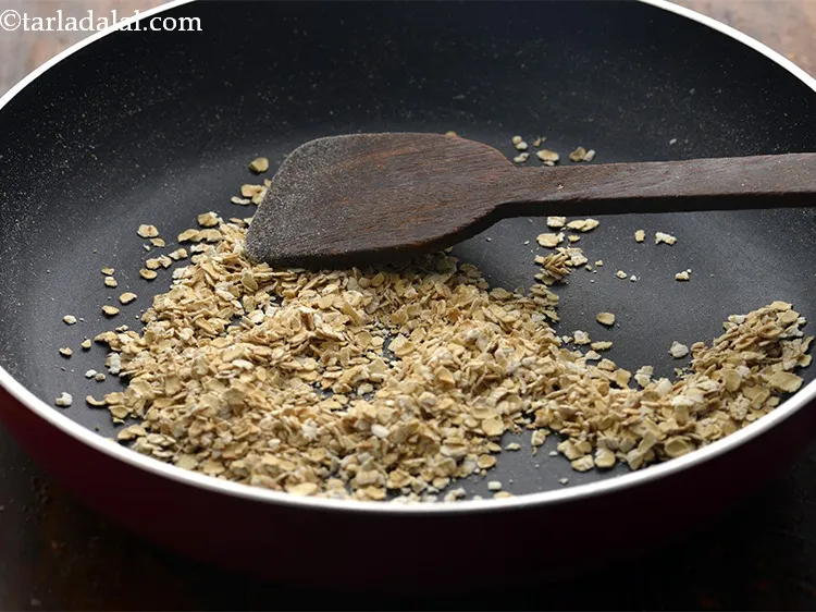 स्टेप 3 – ओट्स को एक चौड़े नॉन-स्टिक पॅन में डालें और 2 …