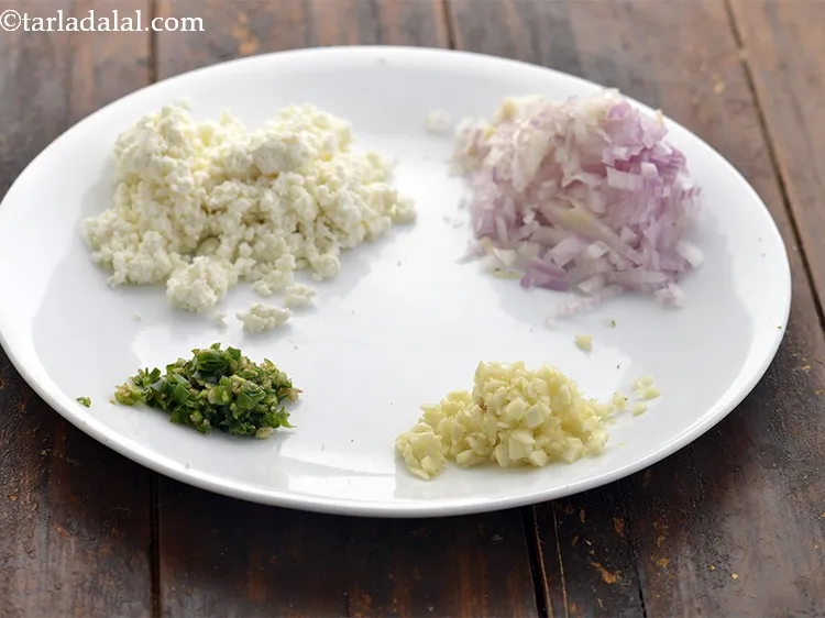 स्टेप 5 – बची हुई सभी सामग्री को नाप लें और ब्रोकली पनीर …