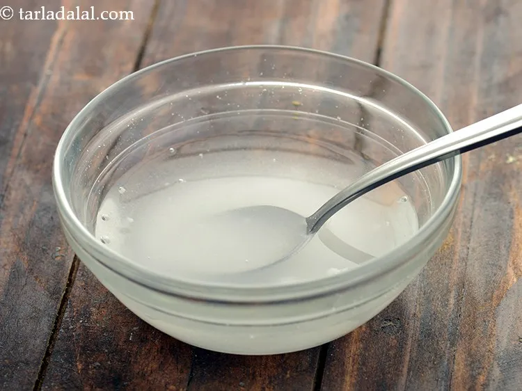 स्टेप 14 – चीनी की चाशनी बनाने के लिए, एक छोटी कटोरी में …