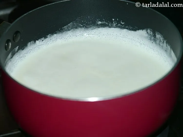 स्टेप 6 – अच्छी तरह से मिलाएं और एक उबाल आने दें।