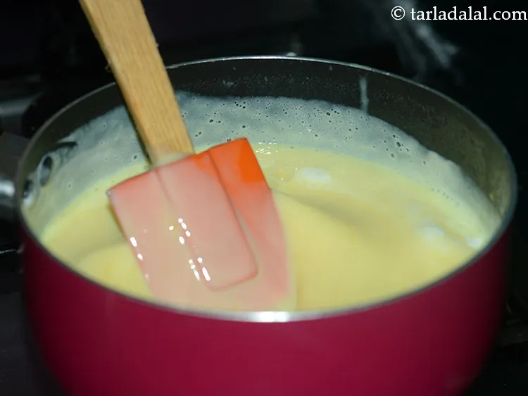 स्टेप 8 – अच्छी तरह से मिलाएं और मध्यम आंच पर लगातार हिलाते …