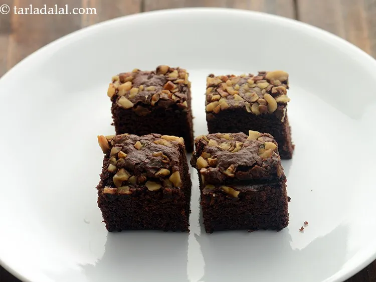 स्टेप 15 – <strong>ब्राऊनी एंड स्ट्रॉबेरी सरप्राइज</strong> को असेम्बल करने के लिए, एक …