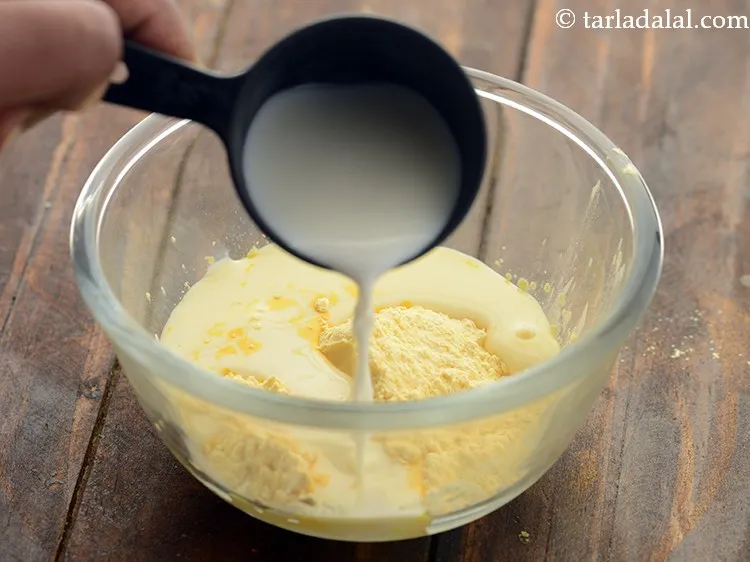 स्टेप 2 – १/४ कप ठंडा दूध डालें।