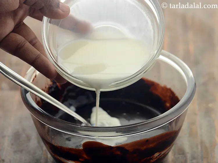 स्टेप 17 – तैयार चॉकलेट सॉस में १/४ कप दूध डालें। दूध के …