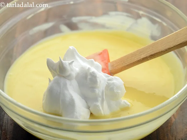 स्टेप 19 – बीटन व्हीप्ड क्रीम के साथ तैयार कस्टर्ड मिलाएं।
