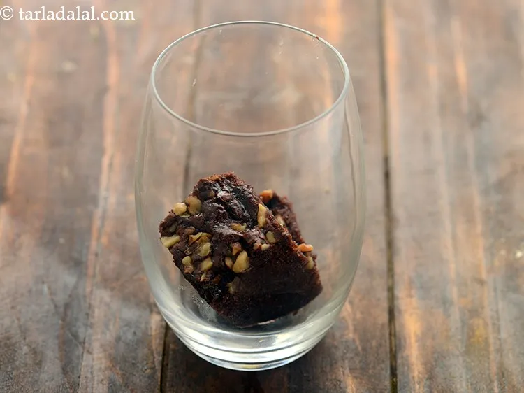 स्टेप 22 – एक सर्विंग गिलास में २ ब्राउनी के टुकड़े रखें।