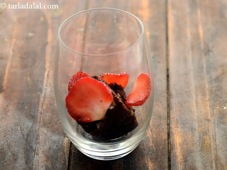 स्टेप 23 – ३ से ४ स्ट्रॉबेरी स्लाइस रखें।<strong> ब्राउनी और स्ट्रॉबेरी सरप्राइज</strong> …