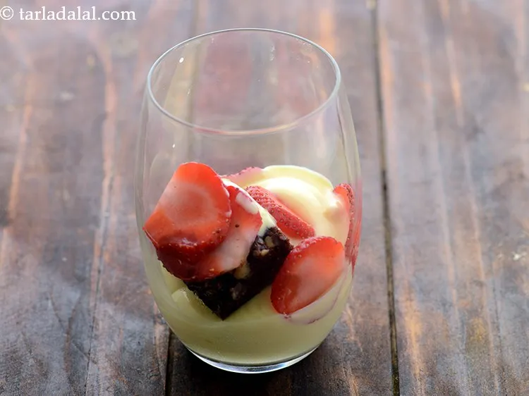 स्टेप 24 – इसके ऊपर १/४ कप कस्टर्ड डालें।