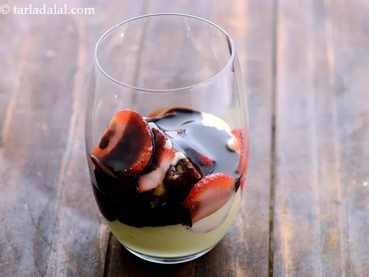 स्टेप 26 – २ टेबल-स्पून चॉकलेट सॉस डालें।