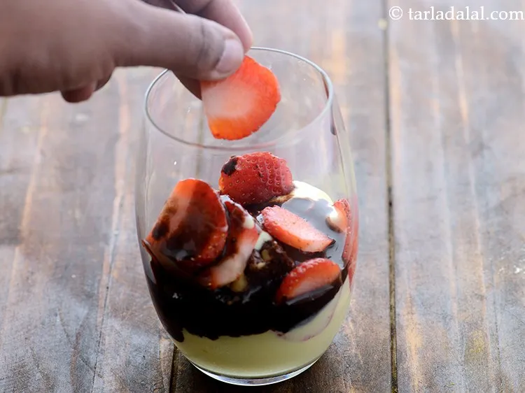 स्टेप 25 – फिर से ३ से ४ स्ट्रॉबेरी स्लाइस रखें।