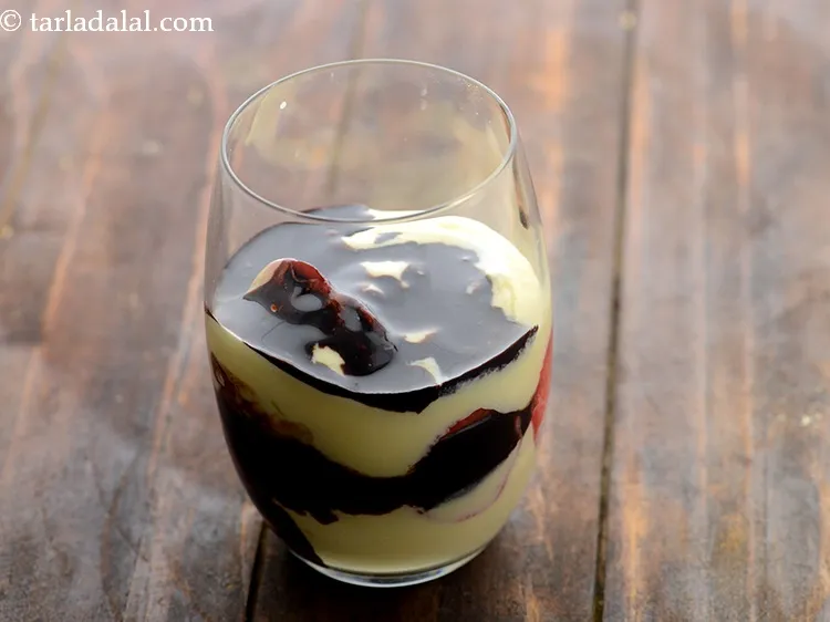 स्टेप 29 – &nbsp;१ टेबल-स्पून चॉकलेट सॉस ड्रिज़ल करें। किसी भी स्तर पर, …