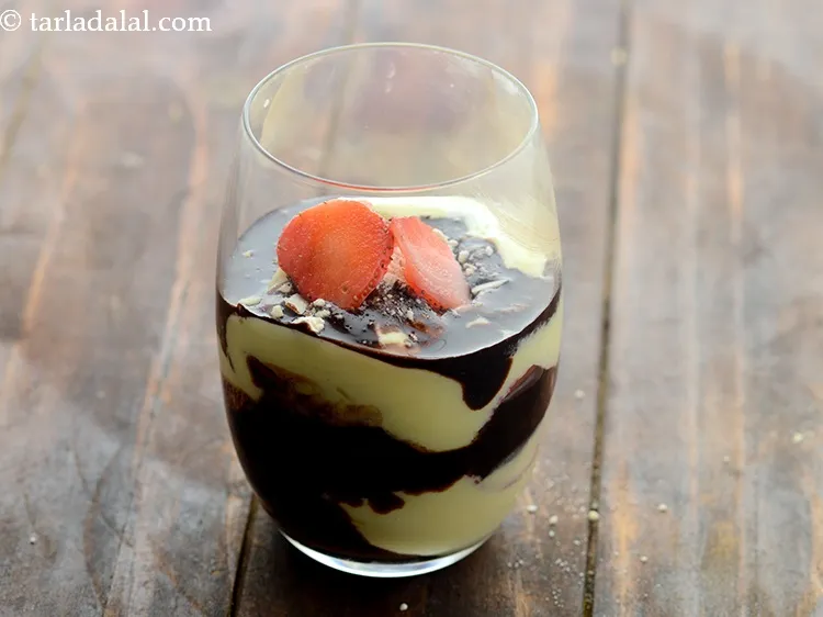 स्टेप 31 – उपर स्ट्रॉबेरी स्लाइस रखें।