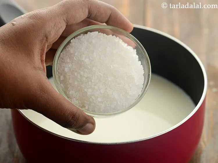 स्टेप 5 – शक्कर डालें।