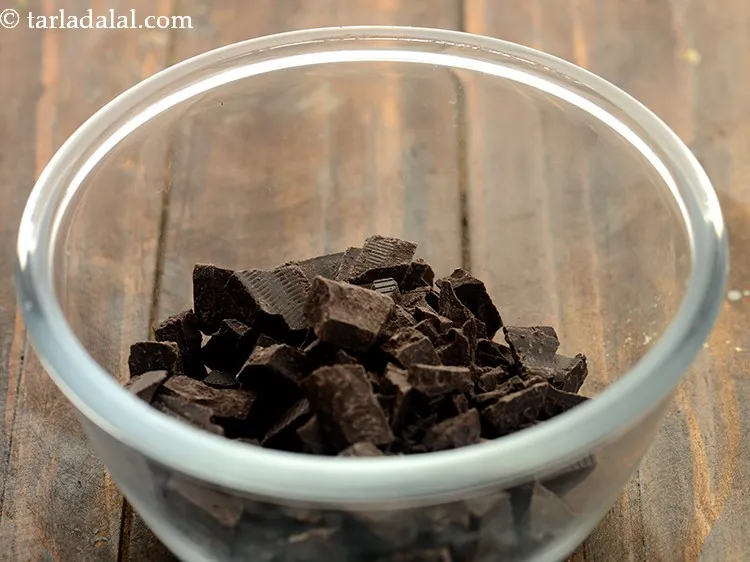 स्टेप 10 – होममेड चॉकलेट सॉस तैयार करने के लिए, माइक्रोवेव-सेफ बाउल में …