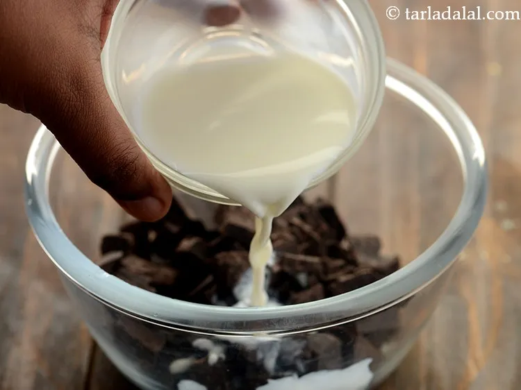 स्टेप 11 – दूध डालें।