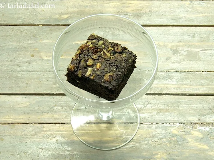 Step 1 – To assemble the <strong>brownie sundae</strong>, place a piece of readymade or frozen brownie in a …