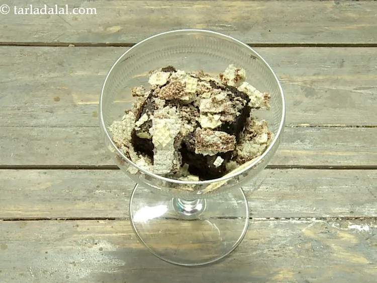 Step 2 – Sprinkle 2 tbsp of crushed pickwick biscuits evenly over it. You can even crush waffle …