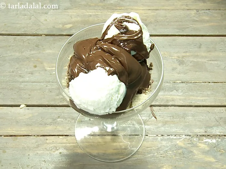 Step 5 – Again pour 2 tbsp of nutella.