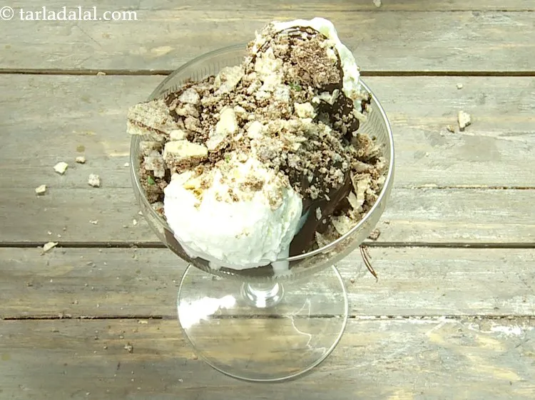 Step 6 – Sprinkle 2 tbsp of crushed pickwick biscuits evenly over it.