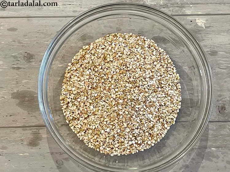 Step 4 – This is what buckwheat looks like.&nbsp;<meta charset="UTF-8" />In a deep glass bowl, put 1 1/2&nbsp;cups …