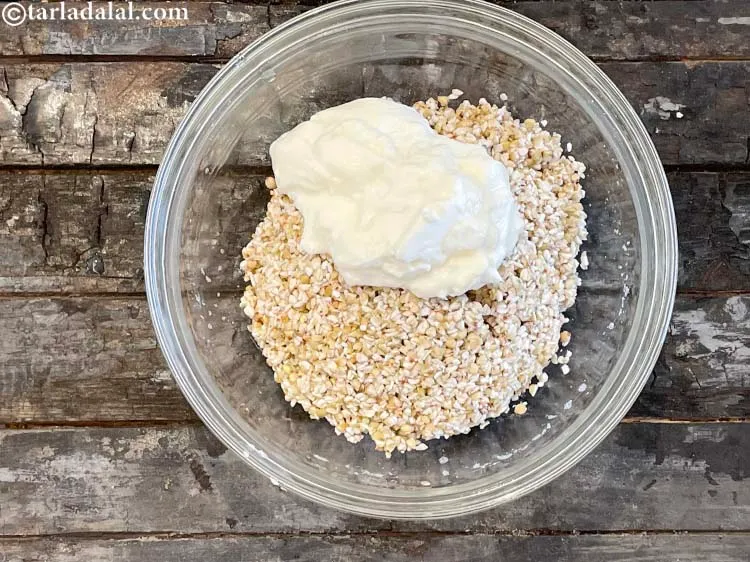 स्टेप 7 – १/४ कप <a href=""https://www.tarladalal.com/glossary-low-fat-curds-low-cal-dahi-low-calorie-curd-low-fat-yogurt-hindi-1107i#ing_2463"" target=""_blank""><strong>लो फैट खट्टा दही</strong></a> डालें।&nbsp;<a href=""https://www.tarladalal.com/recipes-using-curd-in-hindi-383"">दही</a>&nbsp;पाचन …