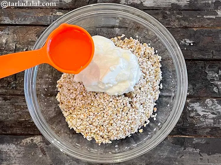 स्टेप 8 – २ टेबल-स्पून पानी डालें।